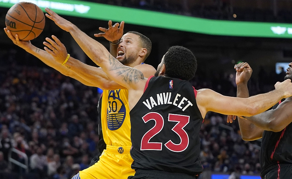 拉尔维尔队在比赛中连胜,状态神勇 拉尔维尔队在比赛中连胜,状态神勇