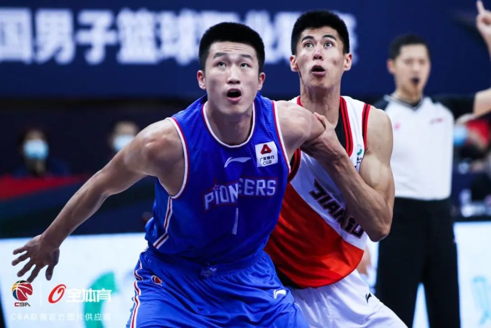 关于卫冕热门力拼！比赛中不留余地的信息