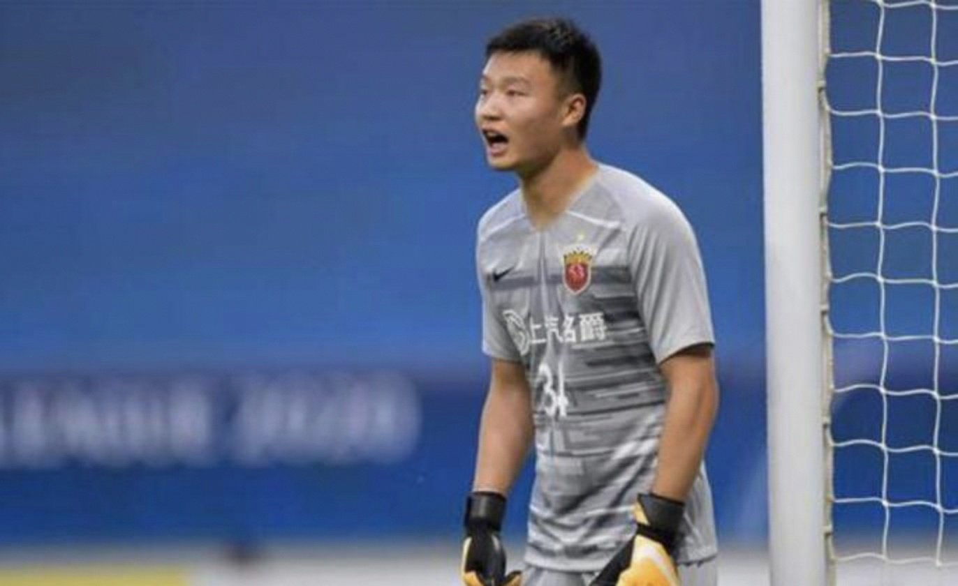 关于门将表现抢眼，球队后防策略备受关注的信息