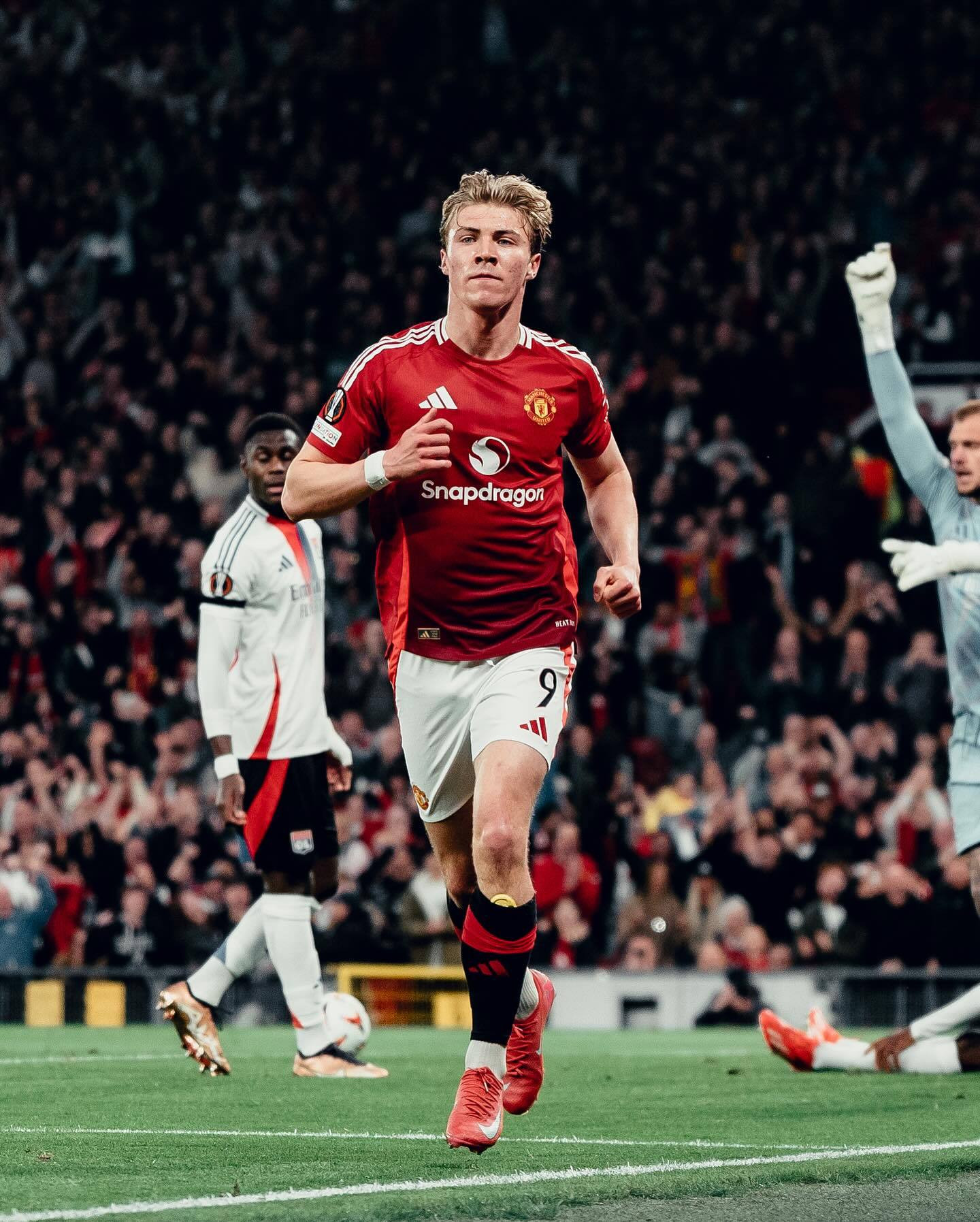 诺里奇客场逼平曼联，硬仗难分